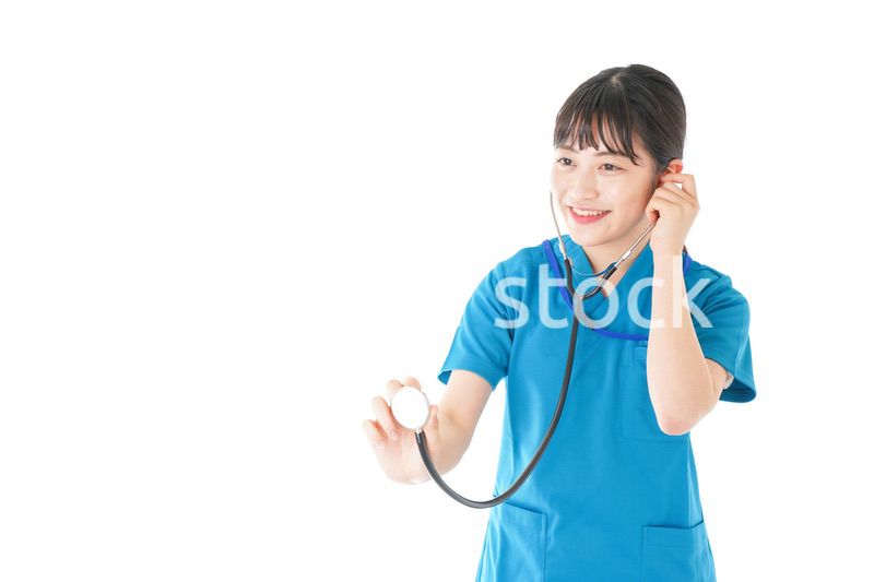 聴診器を使う笑顔の若いナース