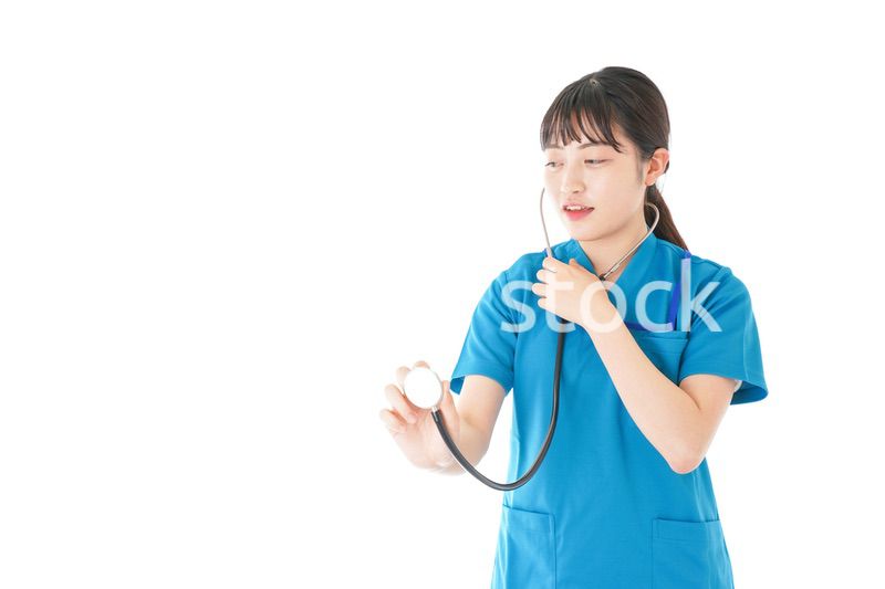 聴診器を使う笑顔の若いナース