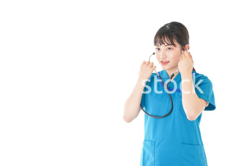 聴診器を使う笑顔の若いナース