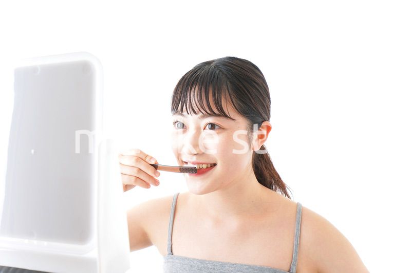 ハミガキをする若い女性