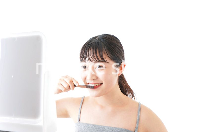 ハミガキをする若い女性