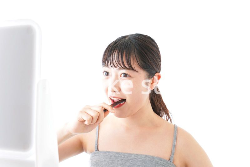 ハミガキをする若い女性