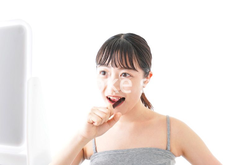 ハミガキをする若い女性