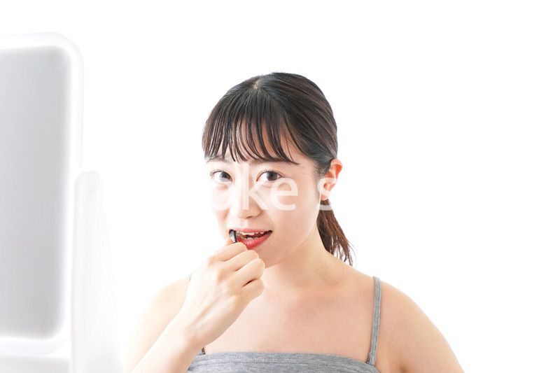 ハミガキをする若い女性