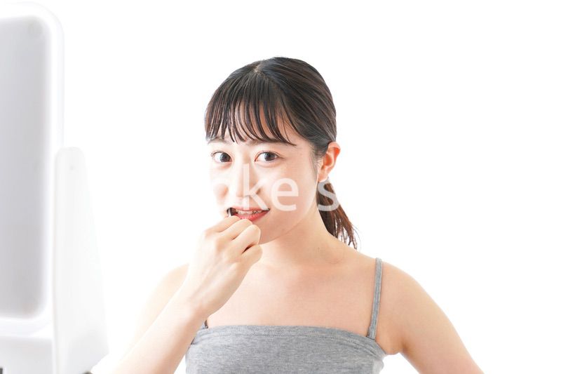 ハミガキをする若い女性