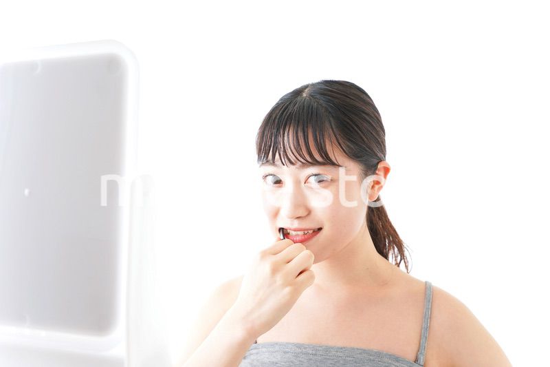 ハミガキをする若い女性