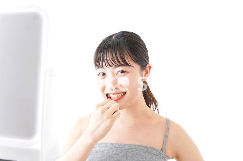 ハミガキをする若い女性