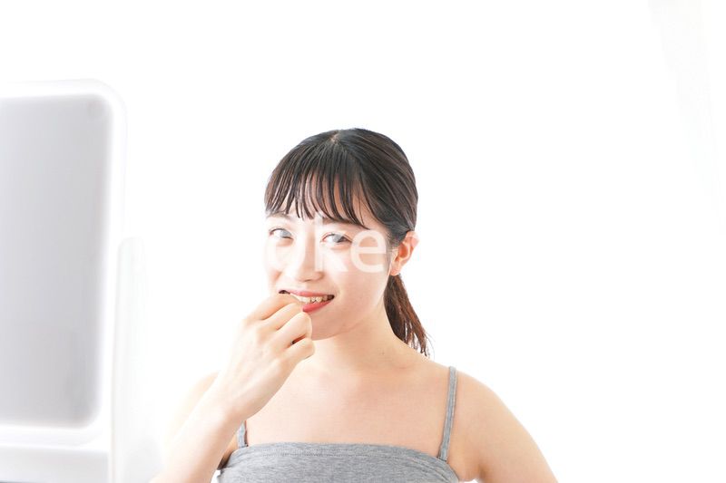 ハミガキをする若い女性