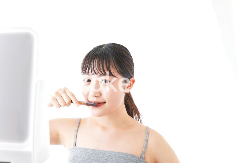 ハミガキをする若い女性