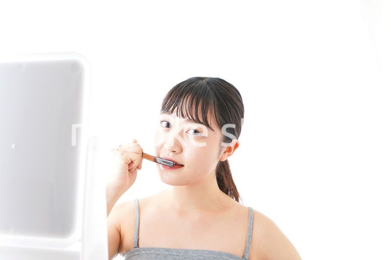 ハミガキをする若い女性