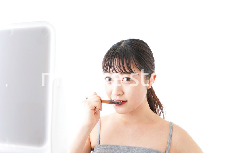 ハミガキをする若い女性