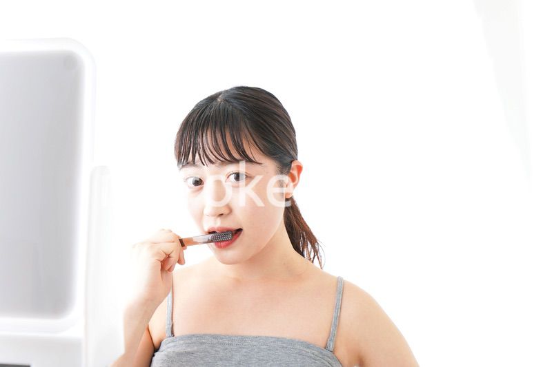 ハミガキをする若い女性