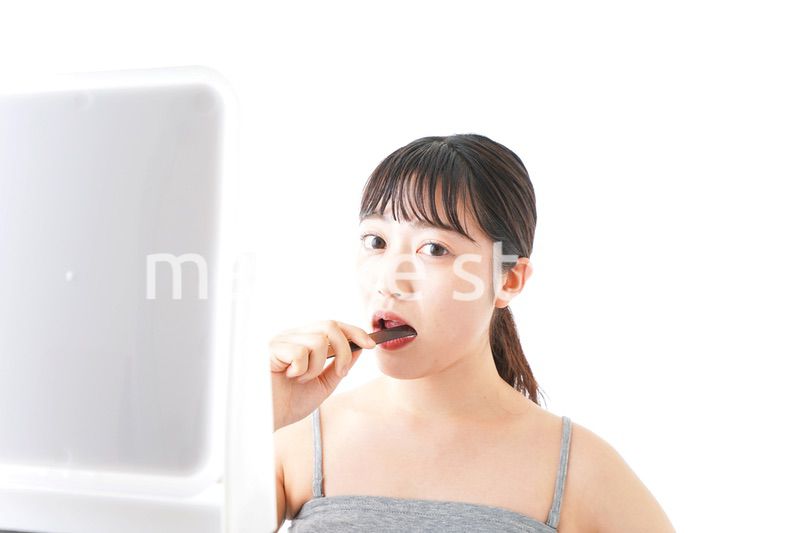 ハミガキをする若い女性