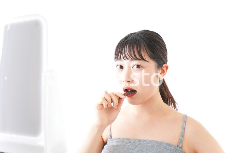 ハミガキをする若い女性