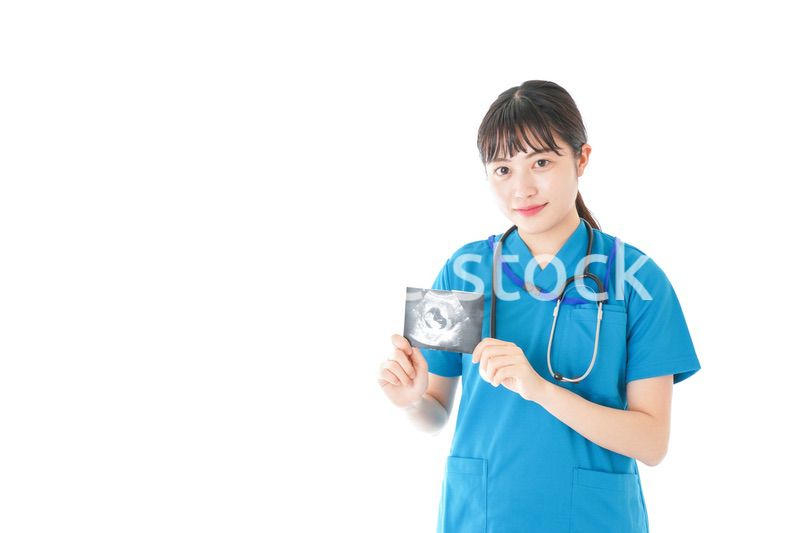 妊婦のエコー画像と笑顔の若いナース