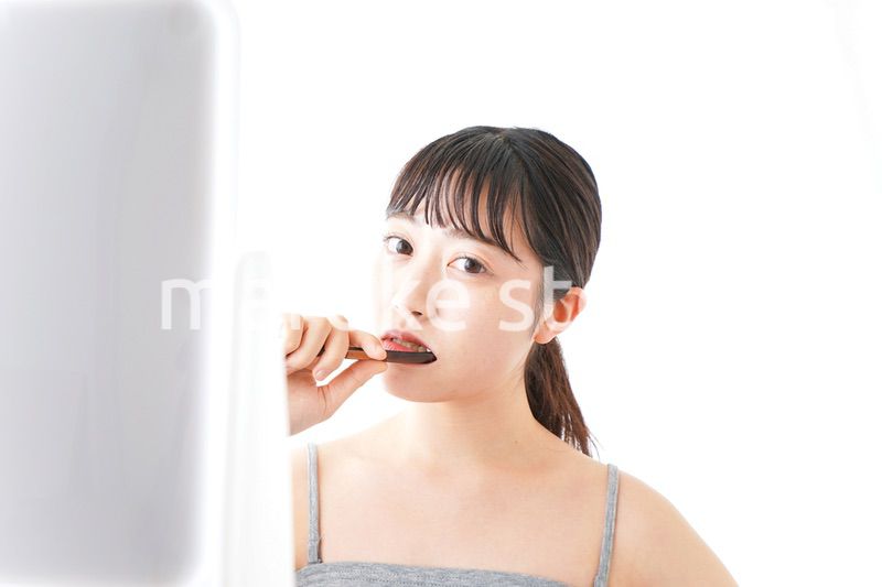 ハミガキをする若い女性