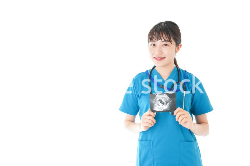 妊婦のエコー画像と笑顔の若いナース