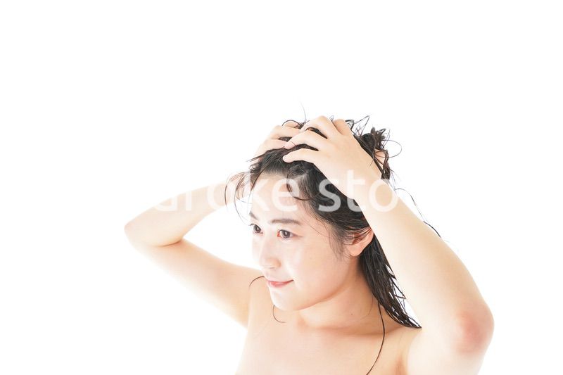 シャンプーをする若い女性