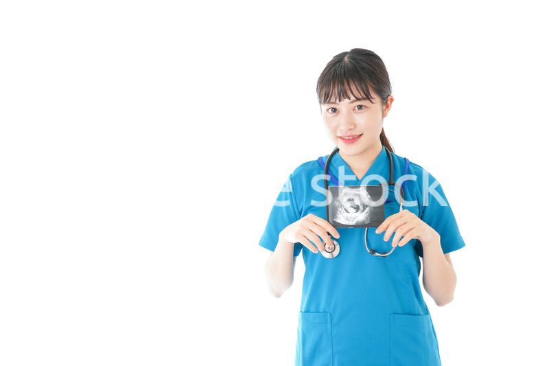 妊婦のエコー画像と笑顔の若いナース