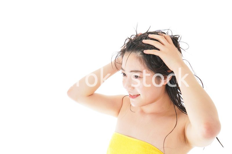 シャンプーをする若い女性