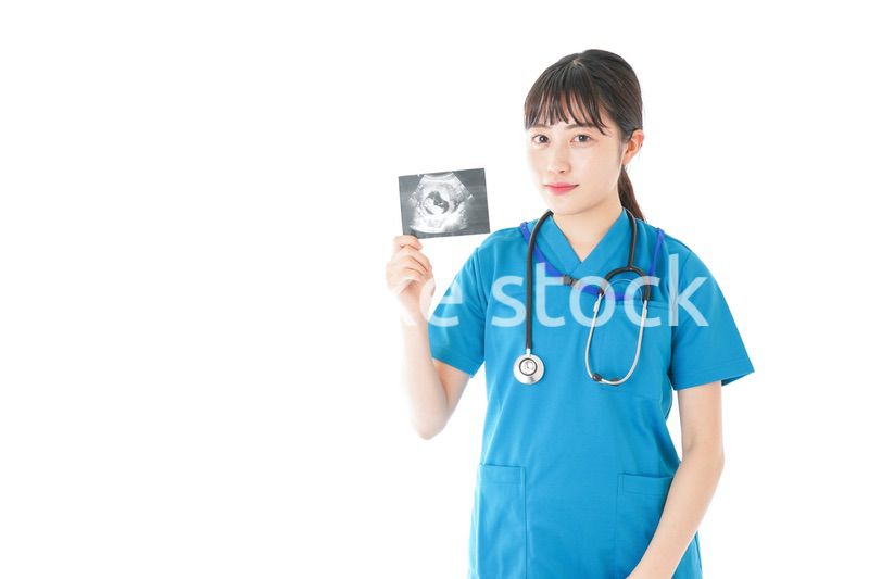 妊婦のエコー画像と笑顔の若いナース
