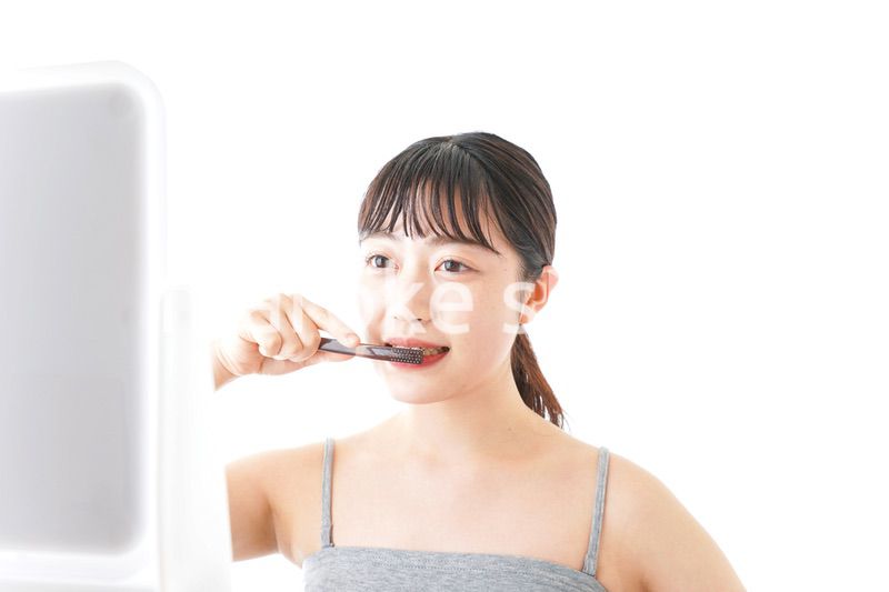 ハミガキをする若い女性