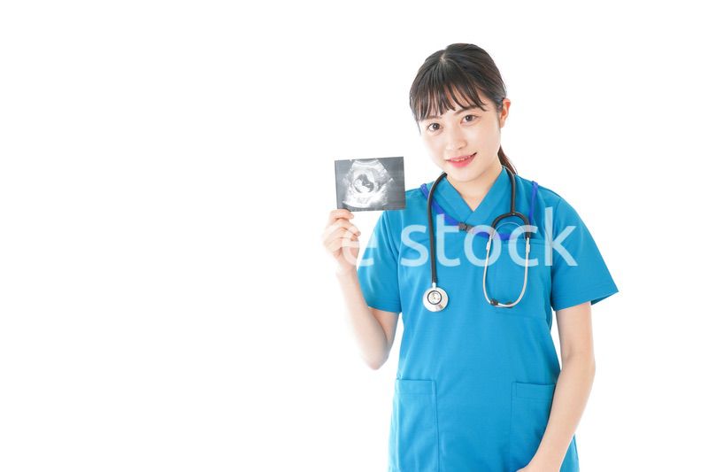 妊婦のエコー画像と笑顔の若いナース