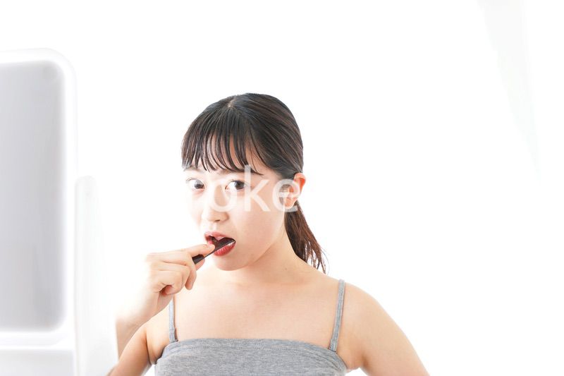 ハミガキをする若い女性