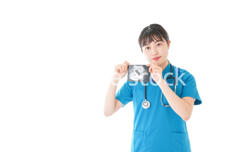 妊婦のエコー画像と笑顔の若いナース