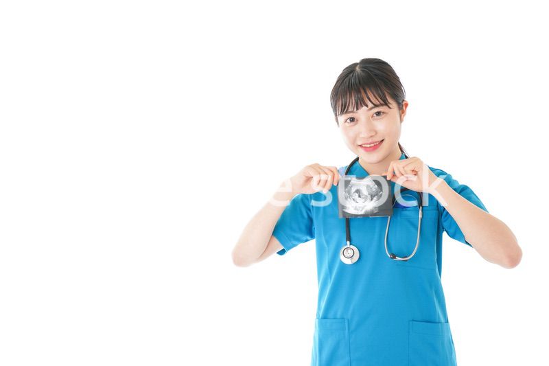 妊婦のエコー画像と笑顔の若いナース