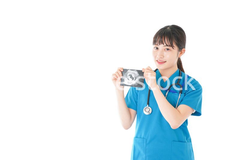 妊婦のエコー画像と笑顔の若いナース