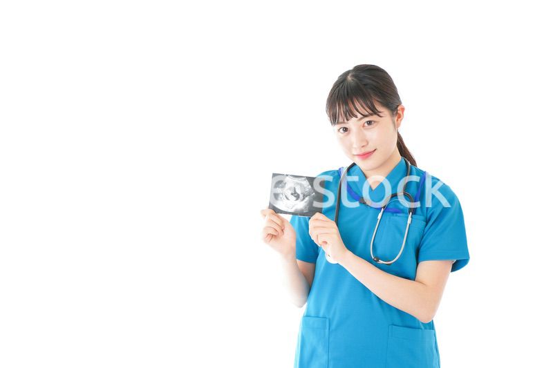 妊婦のエコー画像と笑顔の若いナース