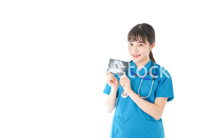 妊婦のエコー画像と笑顔の若いナース