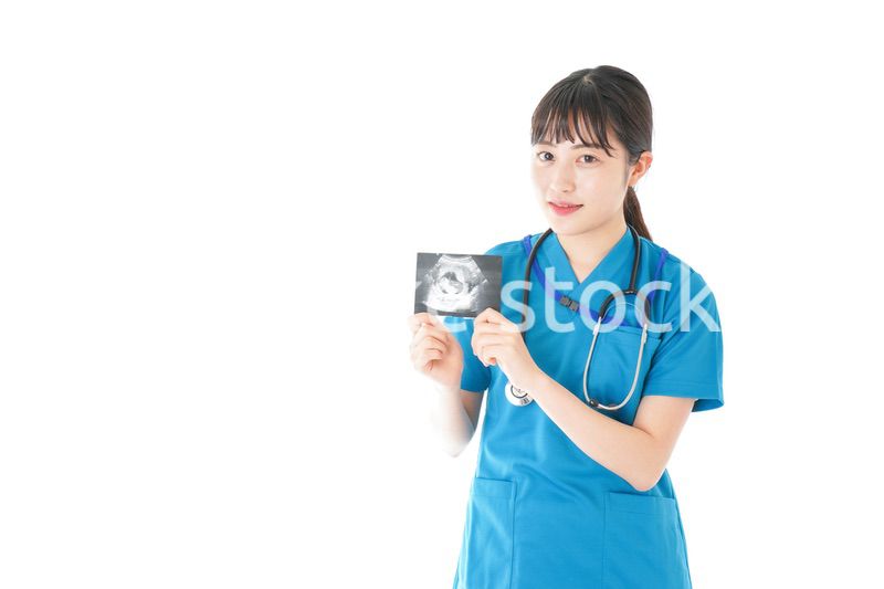 妊婦のエコー画像と笑顔の若いナース
