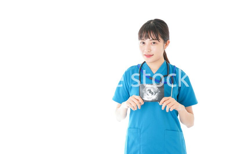 妊婦のエコー画像と笑顔の若いナース
