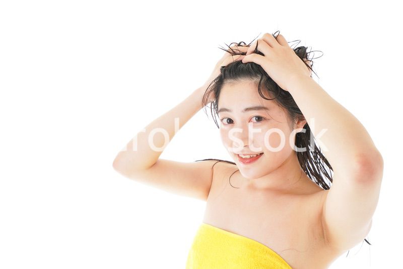 シャンプーをする若い女性