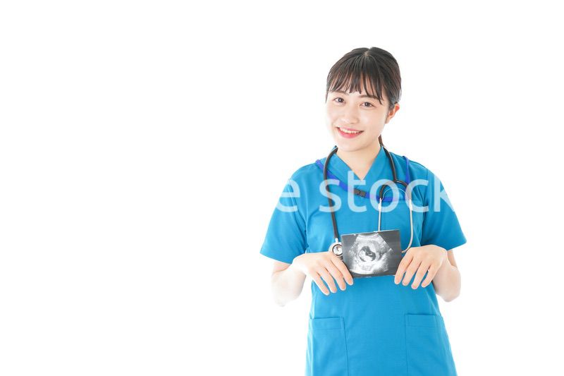 妊婦のエコー画像と笑顔の若いナース