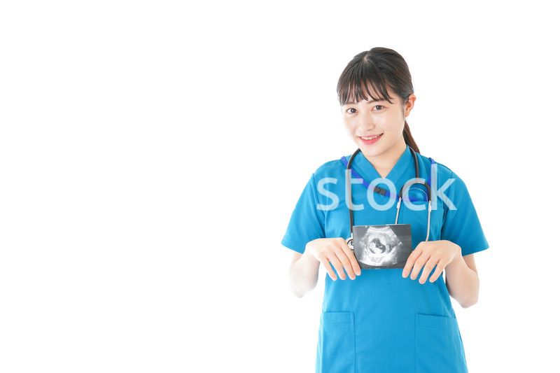 妊婦のエコー画像と笑顔の若いナース