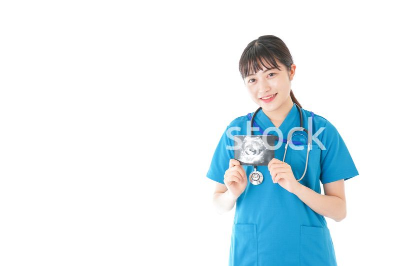 妊婦のエコー画像と笑顔の若いナース