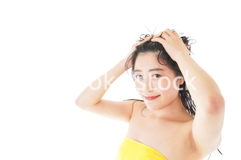 シャンプーをする若い女性