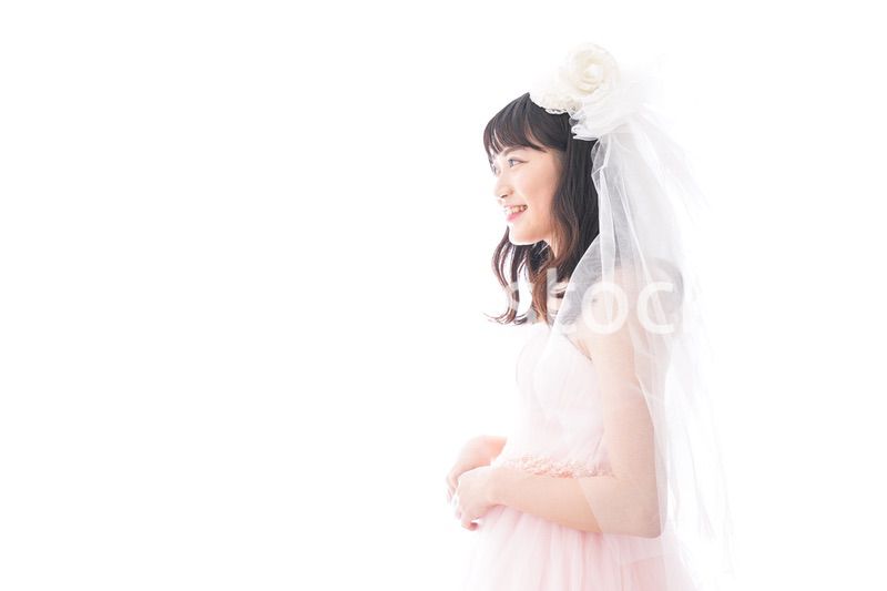 ピンクのドレスを着た花嫁