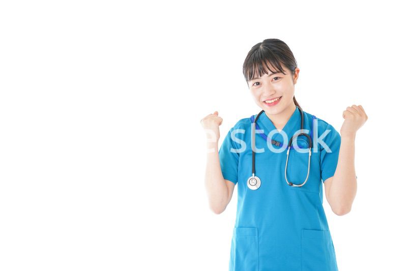 患者を応援する笑顔の若いナース