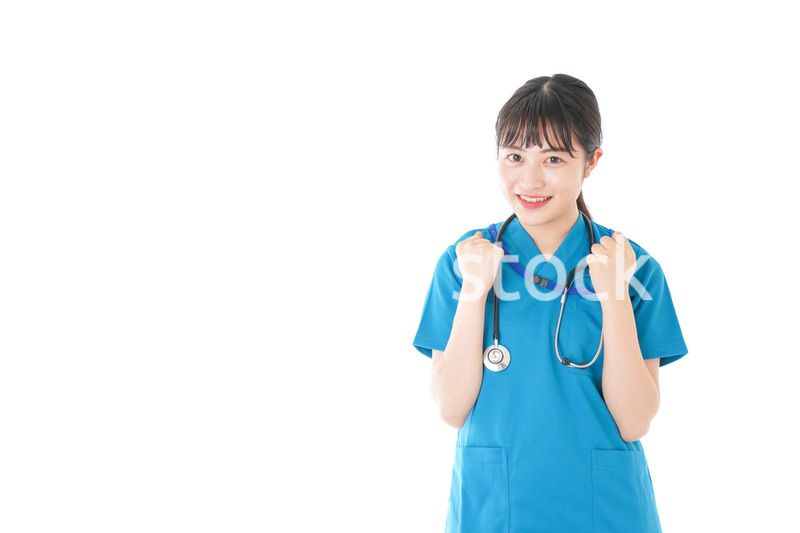 患者を応援する笑顔の若いナース