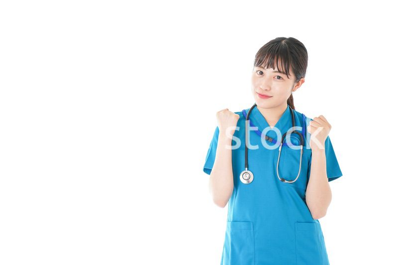 患者を応援する笑顔の若いナース