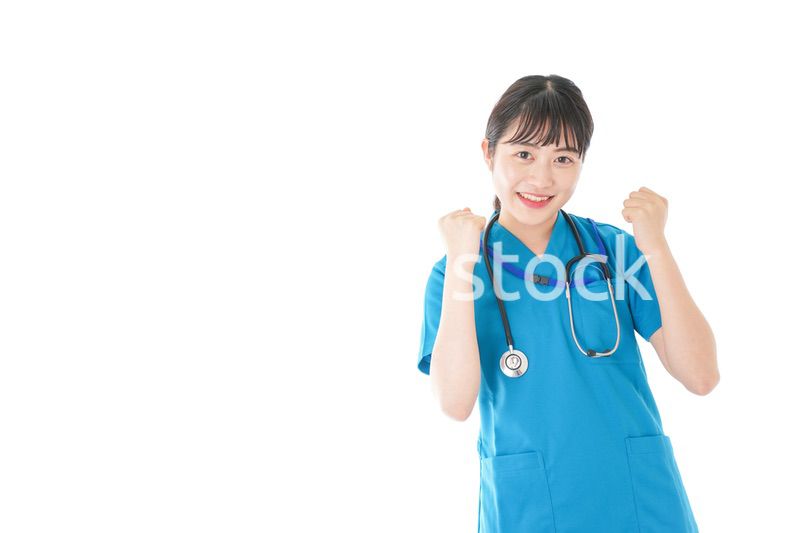 患者を応援する笑顔の若いナース