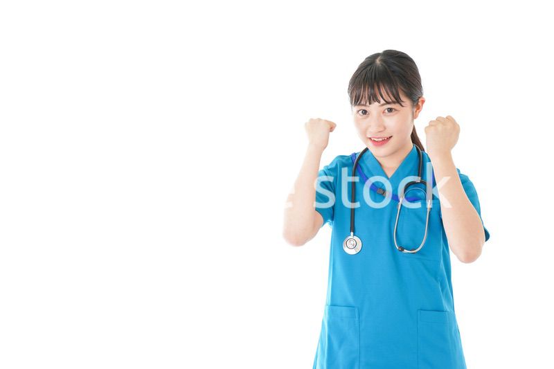 患者を応援する笑顔の若いナース