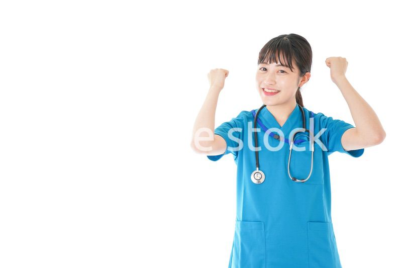 患者を応援する笑顔の若いナース