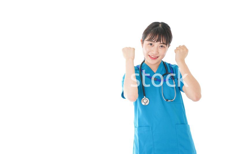 患者を応援する笑顔の若いナース