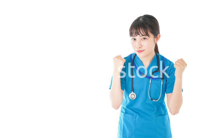 患者を応援する笑顔の若いナース