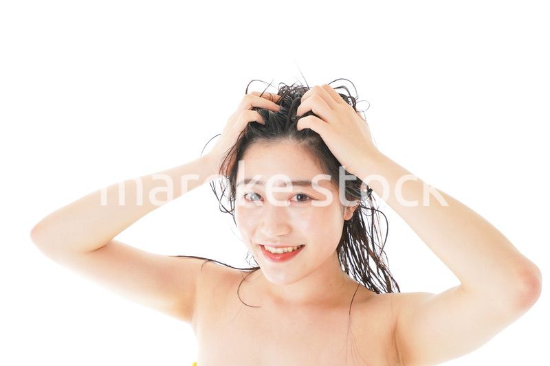 シャンプーをする若い女性